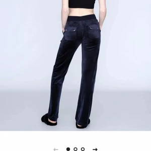 Juicy couture byxor i XS - Vill byta mina Juicy Couture byxor i färgen night sky i storlek XS mot ett par i storlek S i samma färg. Precis köpta från hemsidan och endast provade, skriv gärna om ni vill byta. Byter bara mot byxor i samma skick som är helt nya och äkta såklart. Prislappen kvar!!