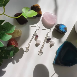 Örhängen - Hemgjorda örhängen med äkta kvarts, syntetisk lila sten och spiraler😊 köparen står för frakten och skriv gärna om ni har frågor!
