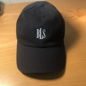 BLS HAFINA black PAPI Cap - Aldrig använd. Nypris 430 kr 