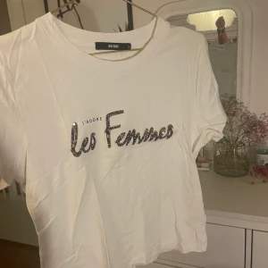 T-shirt - T-shirt med glitter-text från bikbok i storleken S, 70kr + frakten man själv får stå för💓