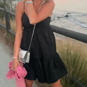 Zara klänning - (Lånade bilder) Säljer min superfina Zara klänning i storlek MEDIUM i väldigt fint skick, buda eller köp direkt för 200kr!💕💕