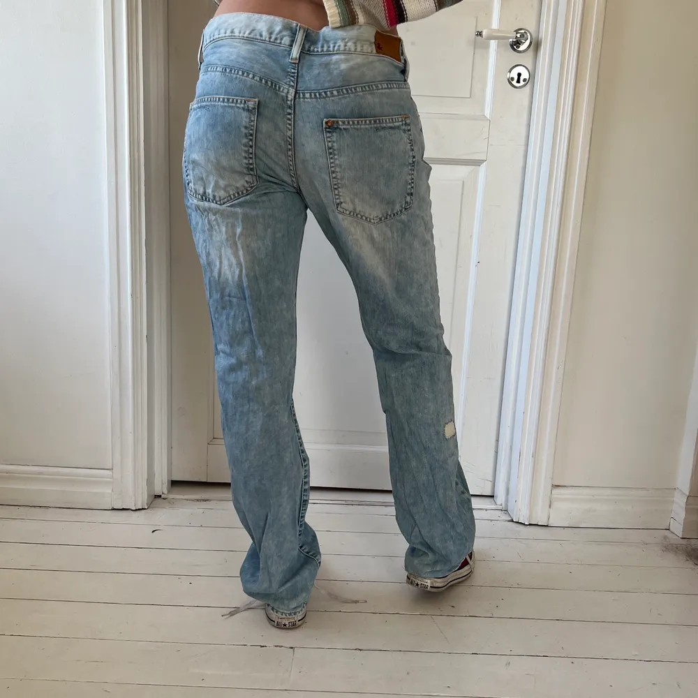 Lågmidjade vintage baggy jeans från H&M. Höftstorlek 28. Jättesnygga men kommer ej till användning. Modellen är 165 cm men byxorna är lite för långa. Köparen står för frakten. Skriv om du är intresserad!. Jeans & Byxor.