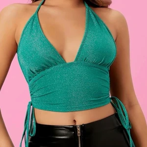 Top - Superfin glittrig top💚💚 perfekta inför sommaren och lite festligt, tyvärr lite för liten på mig runt midjan...