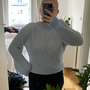 Stickad blå tröja - Fin stickad blå tröja! Passar storlek 34-36