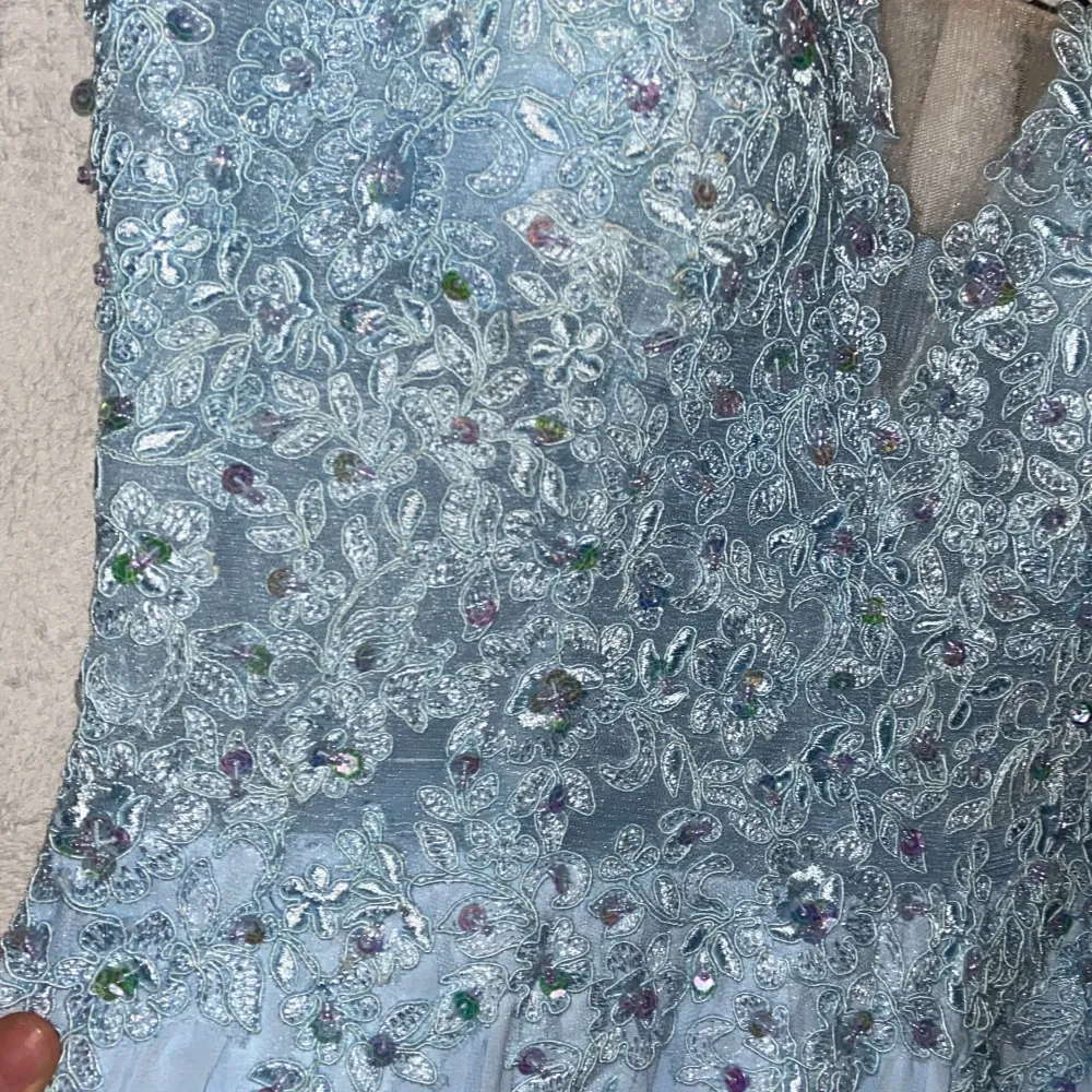 En superfin babyblå offshoulder balklänning, den är i strlk S men den är lite stor vid midjan, jag har använt den 1 gång sen jag köpte den & jag köpte den för ca 1 årsen snart. Köpte den för 1800kr men säljer den lite billigare eftersom den är använd 1 gång. . Klänningar.