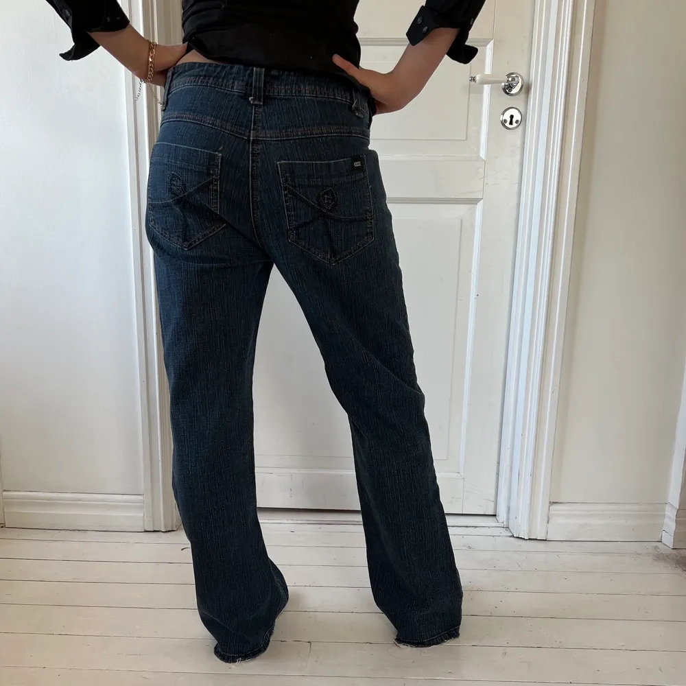 Vintage lågmidjade jeans från Cecil. Höft/midjestorleken är 31. Sitter baggy på mig som vanligtvis har storlek 29 i höftmått. Aldrig använda. Modellen är 165 cm. Skriv om du är intresserad💓. Jeans & Byxor.
