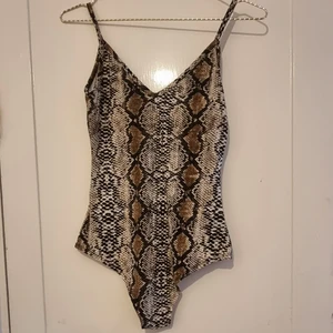 Ormskinn body - Body i ormskinnstryck/snakeprint