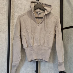 Hoodie croppad  - Skitsnygg och skitskön hoodie! Luva med snöre, muddar. 95% bomull. Storlek är L men passar mig som har storlek XS-S och gillar oversize. Knappt använd🤎