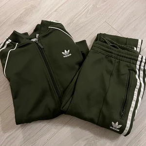 Adidas dress  - Super snygg mörk grön adidas dress! Kommer inte till användning längre så därför säljer jag den. Storlek 36 på hoodies ocj 34 på byxorna. Passar både XS & S.
