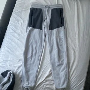 Hoodrich dress☀️👌🏻 - Jag säljer en hoodrich dress, använt fåtal gånger☀️super bra Skick. Säljer för 1000+frakt❤️köpte på JD sport för 1400 kr. hoodien är i storlek S och byxorna i xs! bara seriösa!!📌👍🏻 kommer mer bilder på de, nästa—->