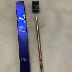 Läpp penna - Läpp penna i en fin lite mörkare rosa färg. En pennvässare ingår i denna modell. Aldrig använd 250kr