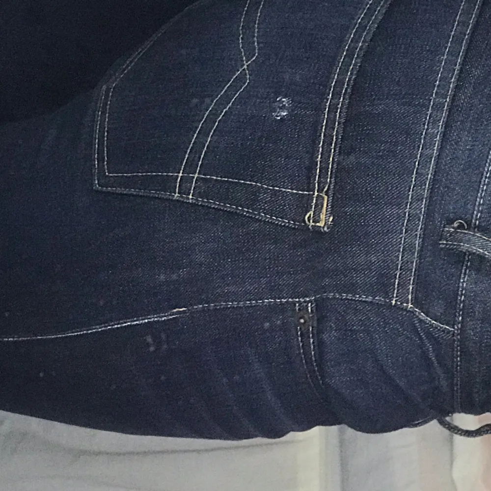 Säljer mina favorit jeans som tyvärr blivit lite försmå! Dom är i storlek S men skulle säga att dom passar en XS också. Det är min mammas gamla jeans så dom går inte att få tag på! Som ni ser på sista bilden är det en liten slitning på ena bakfickan men inget som man märker💕💕 Jag är 1,77 och dom är perfekta i längden för mig skulle kanske vilja ha dom liiite längre!. Jeans & Byxor.