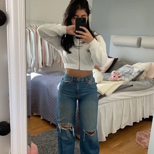 Jeans från Gina tricot - Högmidjade jeans som är sjukt bekväma! Använda en del men är fortfarande i bra skick! 