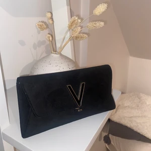 Valentino väska - Säljer min fina lätta valentino väska!! Super fin, har använt 1 gång så den är som ny! Tillkommer ett långt band. Har inget bevis att de är äkta då jag köpt den av en vän till mig! Väldigt enkel, banden kan tas av👛🥰