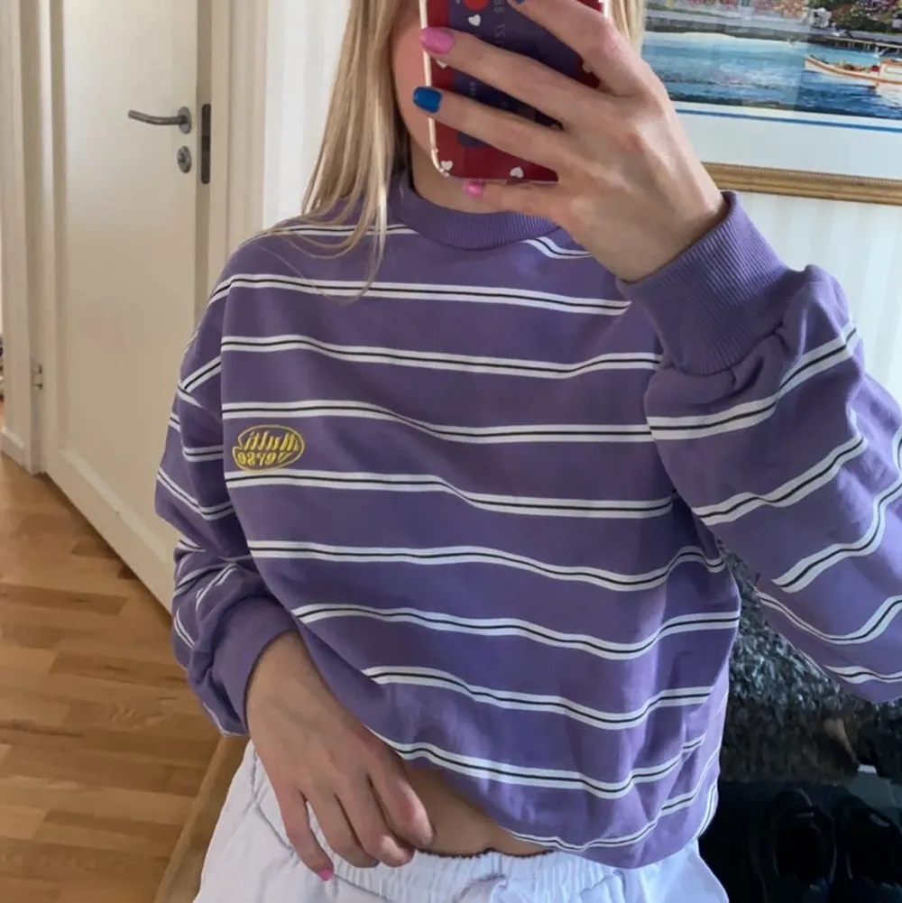 Säljer min lila/vita randiga sweatshirt från Junkyard i storlek XS💜 Den sitter oversized på mig som är 164cm så skulle säga att den passar allt från XS-S beroende på hur oversized man vill ha den. Använd fåtal gånger och säljer för att den inte kommer till användning längre🤍Skicket skulle ja säga är 9/10. Nypris när jag köpte den tror jag var 299kr. Säljer för 80kr + frakt. ✨pris kan diskuteras✨. Tröjor & Koftor.