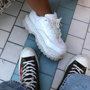 Eytys - vita Angel skor - Säljer nu mina sparsamt använda Eytys skor i modellen Angel. Skorna har inga större skador, eftersom materialet är glansigt är dem även mycket lätta att göra rent. Köptes förra hösten för 2 600 kr! Pris kan diskuteras vid snabb affär!