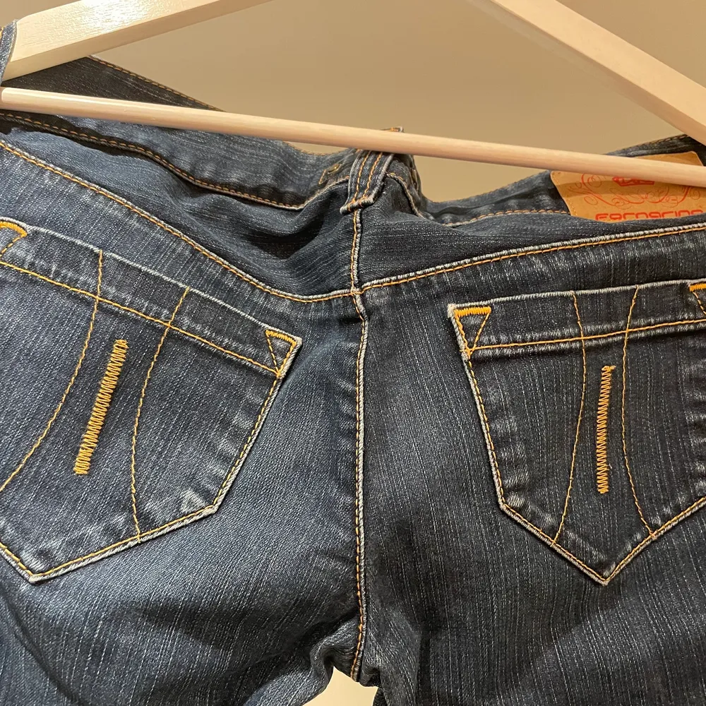 Fornarina bootcut jeans storlek 28 i midja och 32 i längd. Jeansen är i väldigt bra skick, tyget är jätte lite stretch i. Låg midja . Jeans & Byxor.