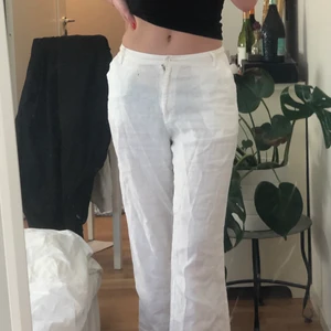 Linnebyxor - Säljer mina kära lågmidjade linnebyxor, har tyvärr vuxit ur dom så de kommer inte till användning (jag är 176 cm). Gylfen är lite sönder men de går fortfarande att stänga💕💕 dom är lite genomskinliga men perfekt på sommarn till stranden💗💗🌞