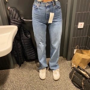 Zara jeans - Säljer dessa jättefina jeans från zara som inte länge kommer till användning. Köpare står för frakt