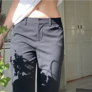Lågmidjade kostymbyxor  - LÅNAD BILD!! Säljer dessa lågmidjade kostymbyxor från DKNY då jag tyckte att dom satt lite tight på mig runt midjan. Annars är dom i fint skick♥️♥️ innerbenslängd:75 cm.     