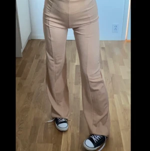 Högmidjade kostymbyxor storlek S - Jättefina kostym byxor som är betydligt mycket ljusare skulle säga att dom är ljus rosa!