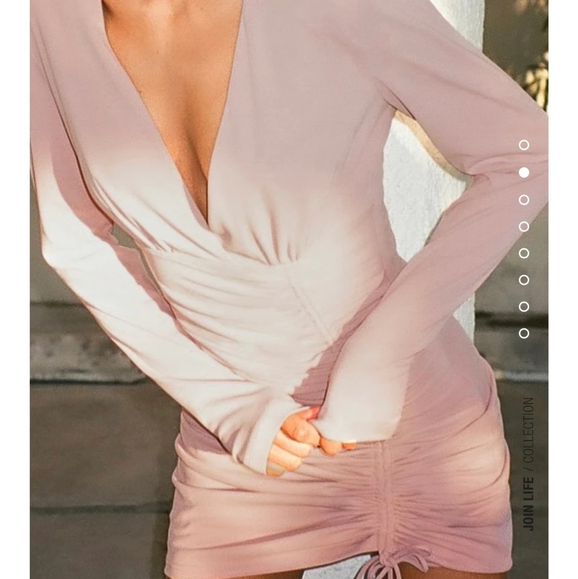 Ljusrosa klänning med axelvaddar - 90