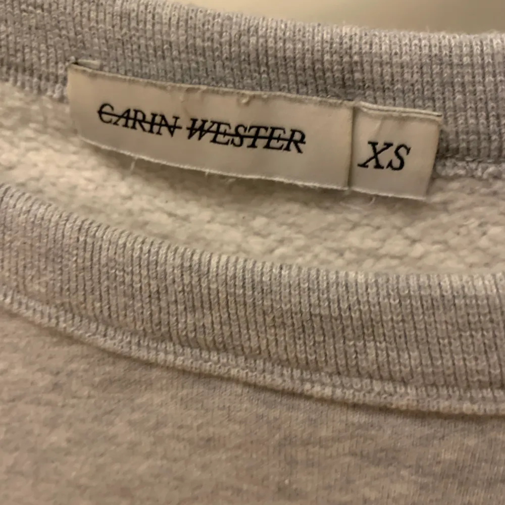 Jättefin tröja från Carin Wester som knappt blivit använd, i storlek xs❣️❣️❣️ frakt tillkommer vid köp.. Tröjor & Koftor.