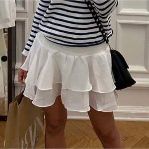 En vit volang kjol som blir så fint till sommaren! Det är inte alls använd utan den hänger i garderoben. Köparen står för frakt😊