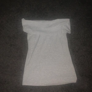 Grå linne/tröja från Gina  - Sitter jätte fint, använd 1-2 gånger. Lätt att styla💕 Ord pris: 150