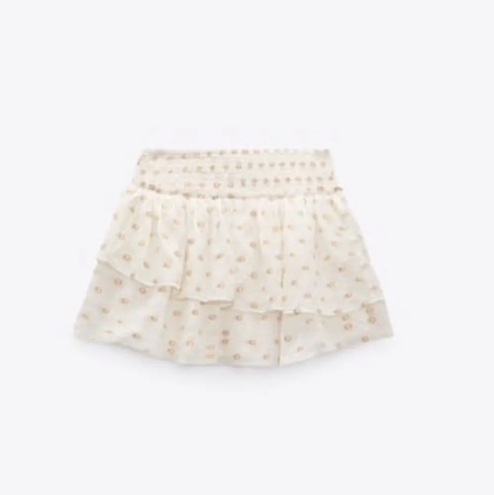 Säljer denna slutsålda kjolen från zara. Köpt från sommar kollektionen 2021 och är använd sparsamt💕 . Kjolar.