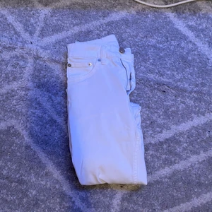 Vita skinny jeans  - Ett par snygga high waisted jeans från Lager 157. Super bekväma och jätte fina 