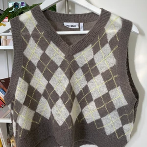 Finaste vest från weekday!  - Säljer snyggt vest från weekday! Storlek L men passar fint även på mig som är S. Beroende om hur man vill att den ska sitta, sjuktsnyggt med vit skjorta! 