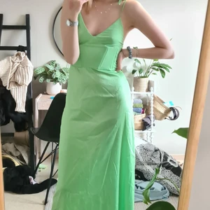 Balklänning - Balklänning i superfin grön färg! Köptes här på plick oanvänd, och är endast testad av mig då den inte passade. Från Zara! Prislappen kvar!