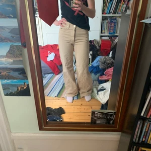 Beige jeans - De är ganska somriga måste jag säga men måste göra mig av med kläder så därför säljer jag dem!