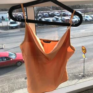 Linne  - Säljer nu ett linne från shein som aldrig är använt, endast provat! Storleken är M och färgen skulle jag säga är orange eller peach🧡 superfin men passade tyvärr inte mig över bysten! 