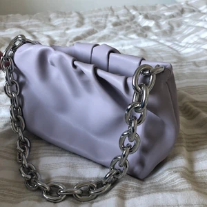 Väska - Superfin ljuslila axelremsväska. Oanvänd. Köparen står för frakten🌼 Köpt för 150kr.