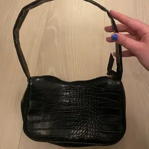 En svart glansig väska med snyggt mönster🖤 Ifrån Shein, endast använd 2-3 gånger