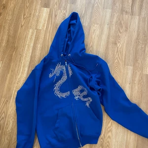 Blå hoodie - Säljer denna blåa hoodie som inte kommer till användning längre.  Kostar 200 + frakt. Kontakta för intresse eller flera bilder.
