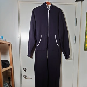 Onepiece - Svart och vit onepiece med dragkedja som kan stängas hela vägen upp över huvan. Muddar vid benslut. Mjuk och skön!🌱