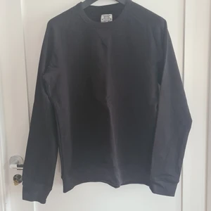 Crocker Tröja L - Vanlig passform, fint skick, tvättad. Är ingen rökare eller djurägare. Samfraktar gärna vid köp av fler plagg. 