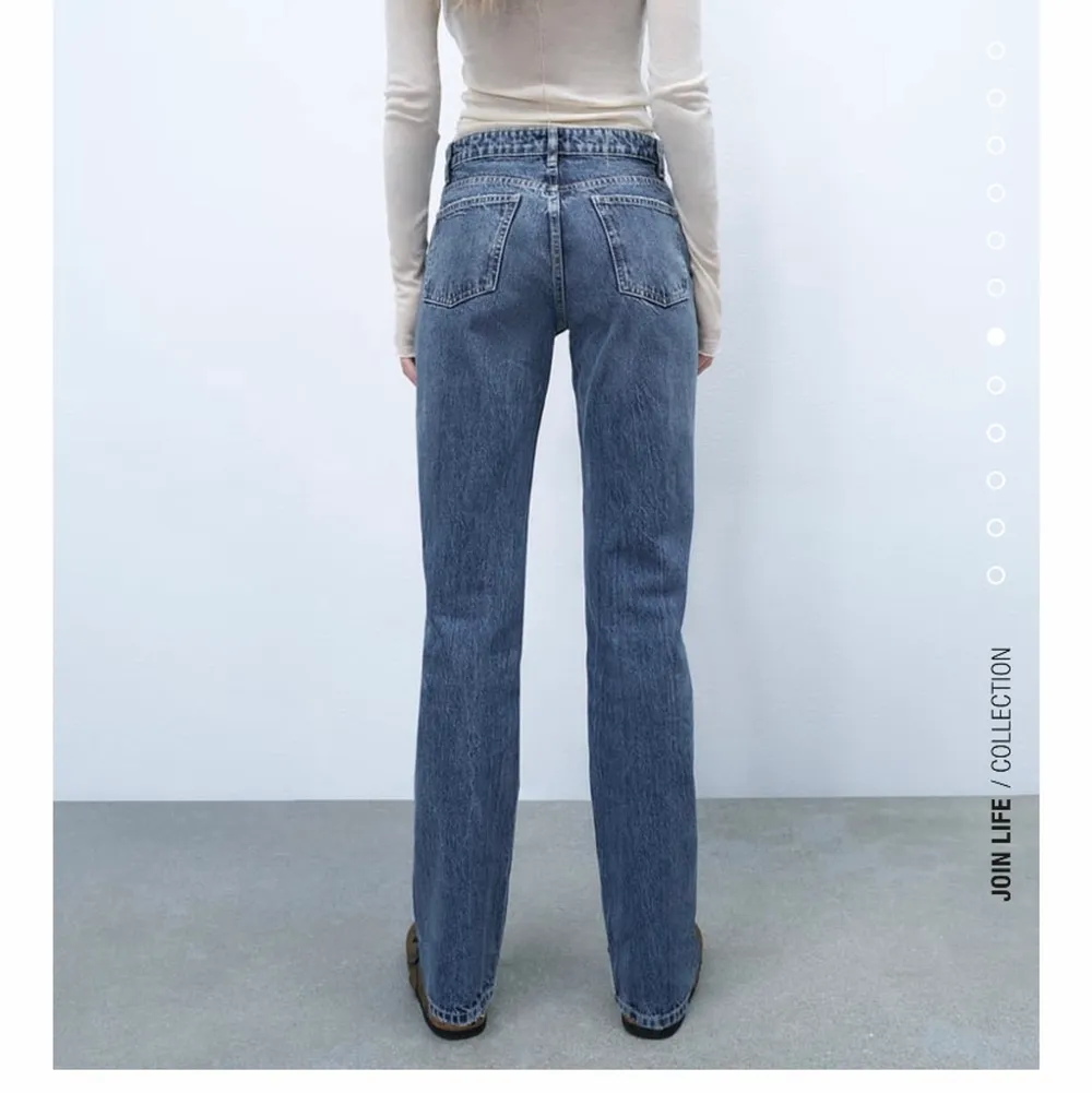 Populära jeans från Zara! De är i modellen mid rise straight så de är lite lågmidjade 🥰 Väldigt populära och helt slutsålda. Knappt använda så de är som nya 👌🏽 Jag är 165 och det går långt ner på mig, så de passar absolut längre också. Medela om ni har några frågor 💞💞. Jeans & Byxor.