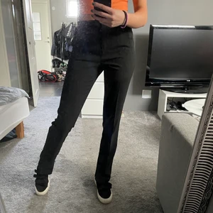 Kostymbyxor med slits  - Säljer nu mina sjukt snygga kostymbyxor med slits från nakd💓 storlek 34, säljer endast vid bra pris💓☀️jag är 172cm