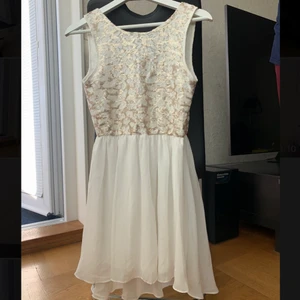 Vit klänning  - En jättesöt vit klänning med guldiga paljetter. Klänningen är använd en gång och passar perfekt till studenten eller skolavslutningar! Klänningen har nu dessvärre blivit för liten för mig och vill sälja vidare den till någon. Köparen står för frakten, priset kan diskuteras!!💕 