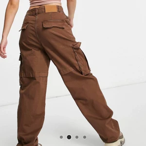 Bershka baggy relaxed cargo pants - Från Bershka på Asos, aldrig använda. Älskar cargos och dessa är så mjuka och baggy. Storlek 44 men passar lätt större då de är stretchiga. For curvier bodies.