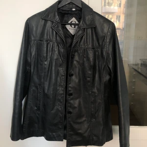 Läderjacka  - Köpt second hand, har lite skråmor men är i bra kvalite! Sitter som M/L 🥰