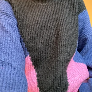 Stickad tröja - Världens mysigaste tröja från Ellos. Storlek 38/40. Säljer pågrund av att den ej kommer till användning längre.