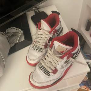 säljer mina jordan 4 fire red, storlek 37,5  lite cresade och smutsiga men inget jag tycker syns jättemycket. 