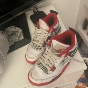 jordan 4 - säljer mina jordan 4 fire red, storlek 37,5  lite cresade och smutsiga men inget jag tycker syns jättemycket. 
