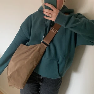 Väska Weekday - Rymlig vardagsväska från Weekday i brunbeige med justerbar axelrem. Använd ett fåtal gånger och har bara hängt i garderoben senaste året. Säljer för 170 kr 🤎