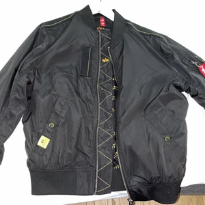 Alpha industries Jacka  - Säljer min Alpha industri jacka Köptes föra hösten och är  knappt använd.Den är svart och storlek M. Den är som ny inga hål eller fläckar. Priset kan diskuteras om de skulle vara så. Frakten ingår i priset. 